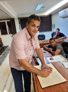 Presidente Ivan Daniel Simões assinando termo de posse